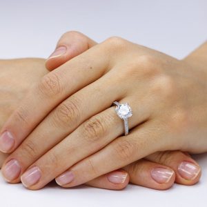 Inel de logodna argint Solitar cu cristale laterale mici TRSR088, Corelle